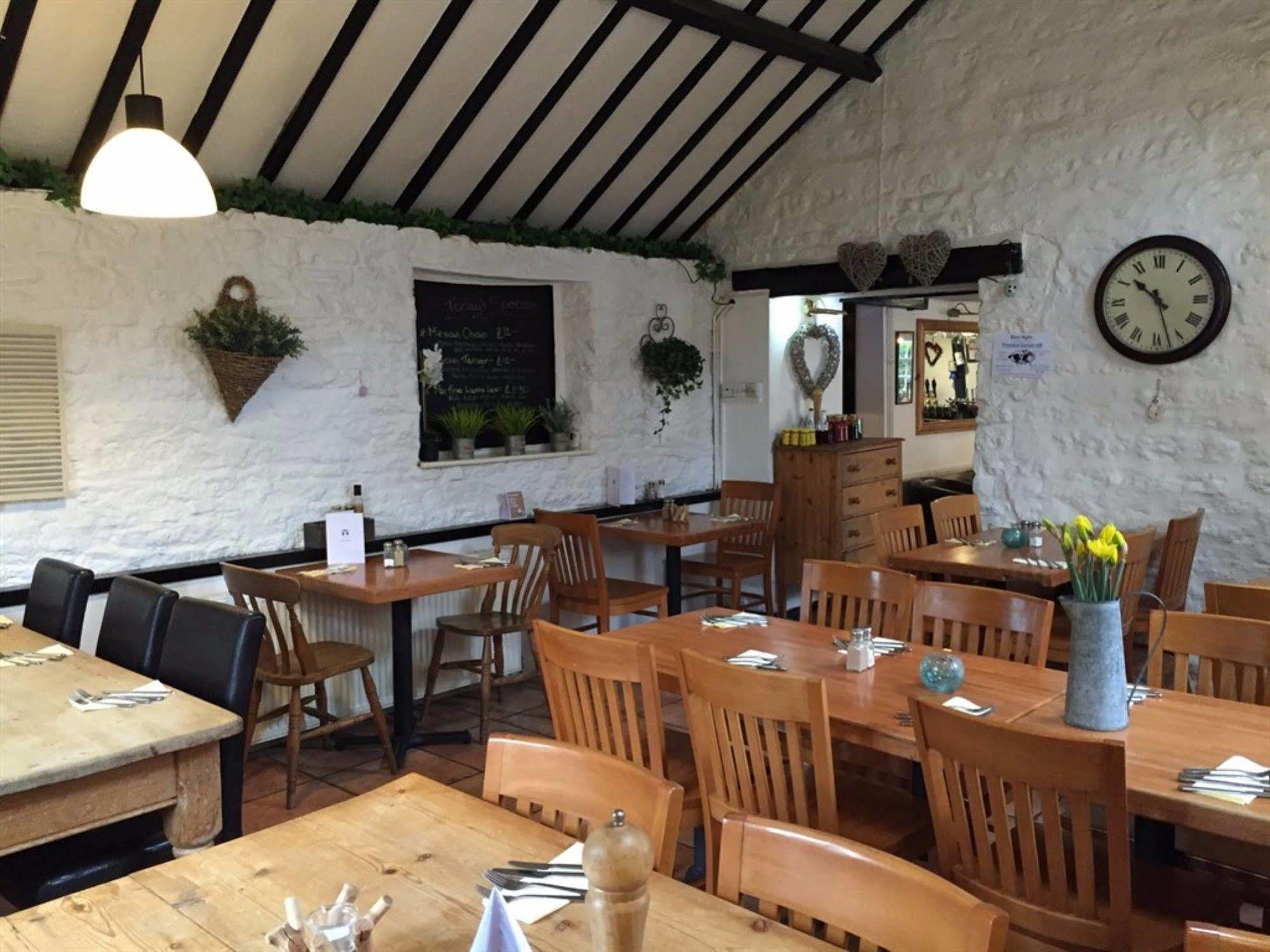 The White Hart Hotel Sherington Buitenkant foto