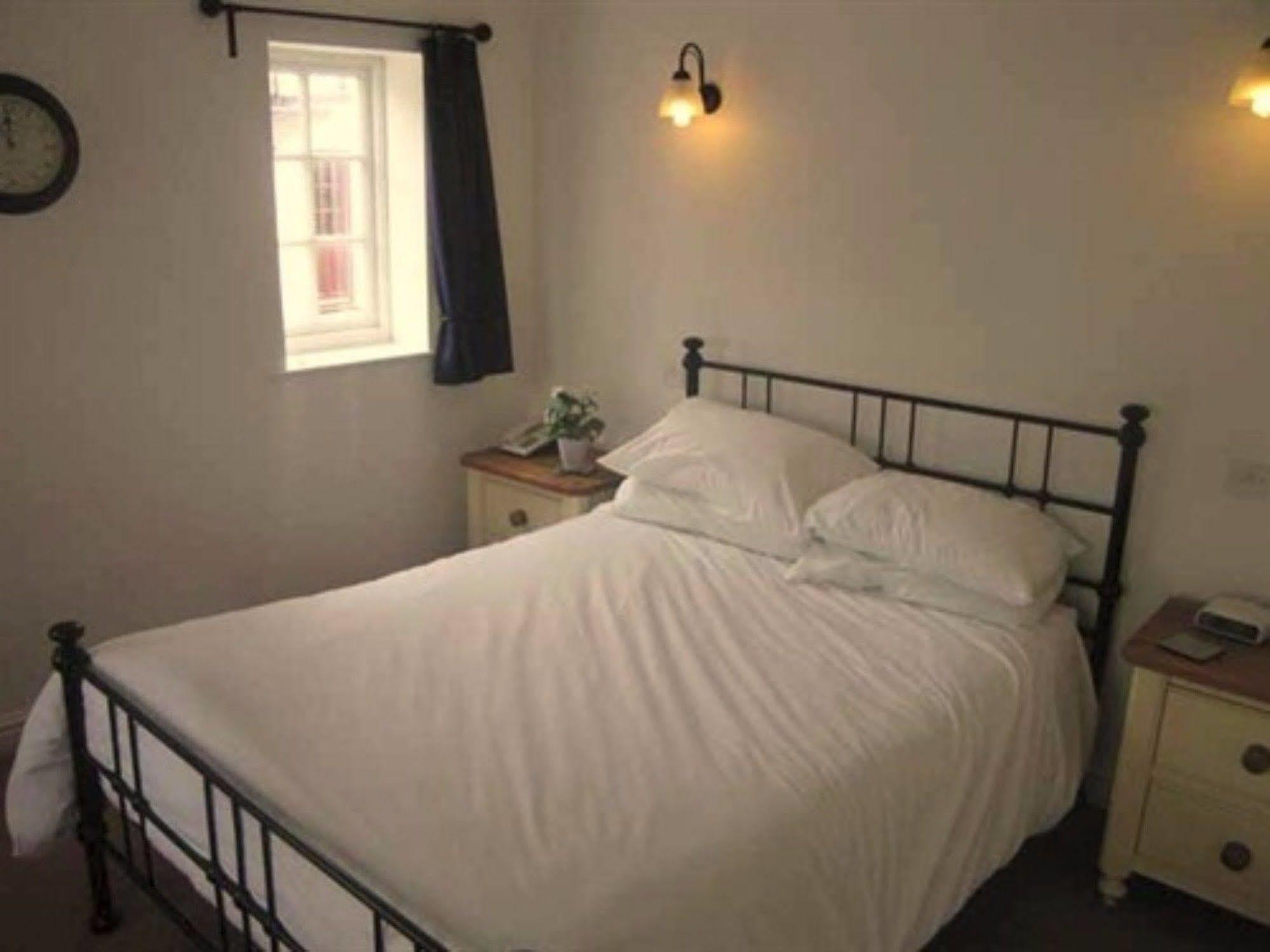 The White Hart Hotel Sherington Buitenkant foto