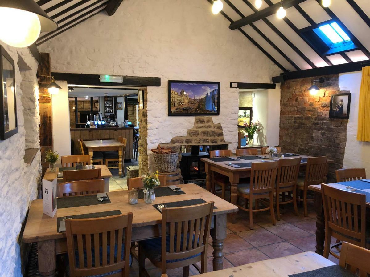 The White Hart Hotel Sherington Buitenkant foto