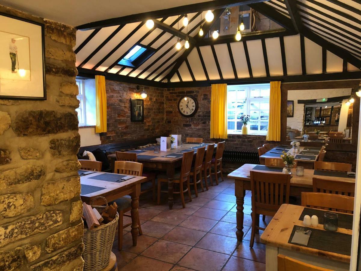 The White Hart Hotel Sherington Buitenkant foto
